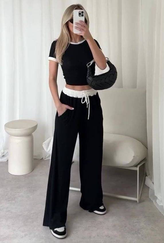 Kvindernes loungewear sæt med cropped top og brede bukser