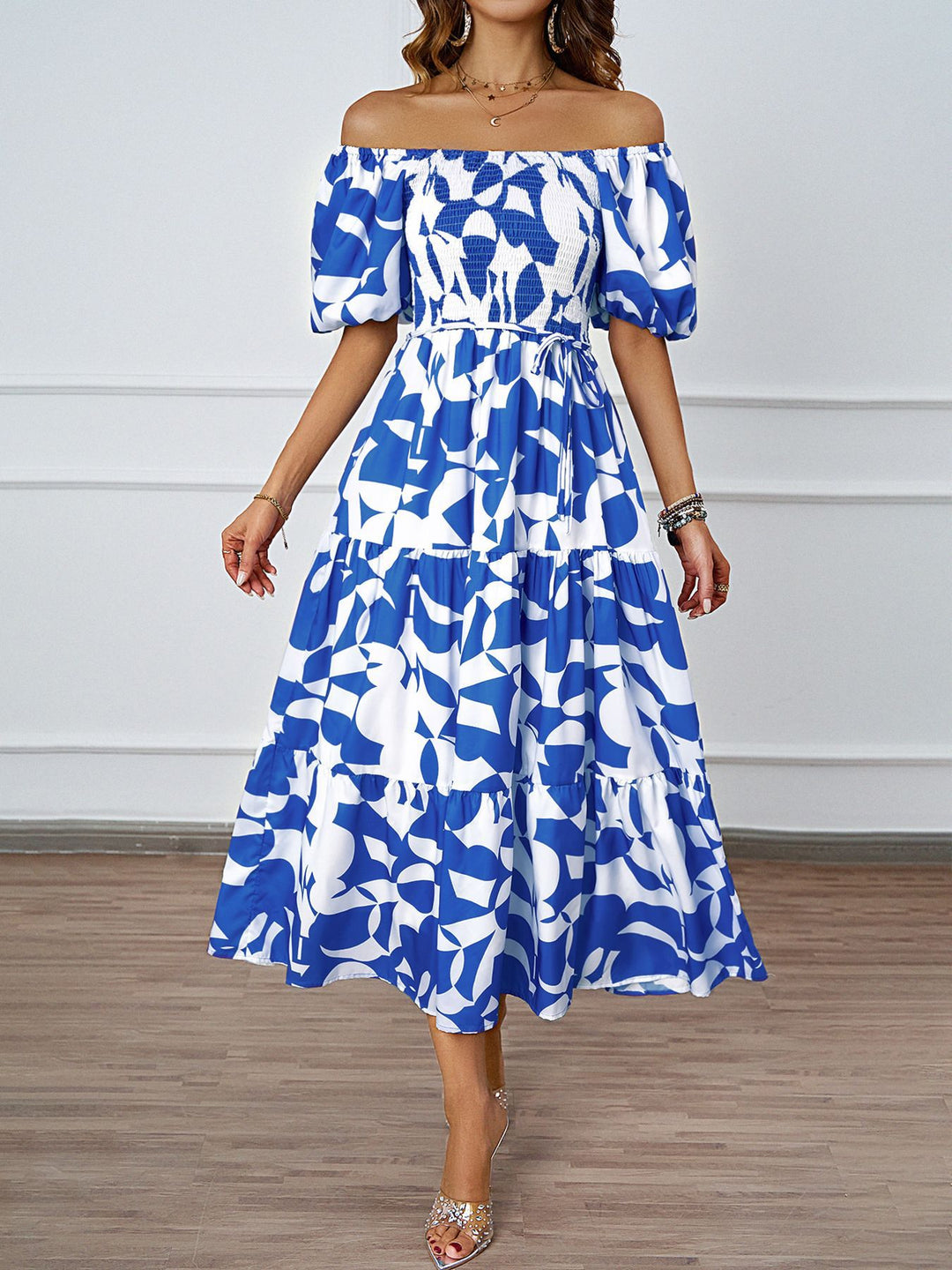 Dame maxikjole i afslappet off-shoulder design med voluminøse ærmer og blomsterprint Stilla