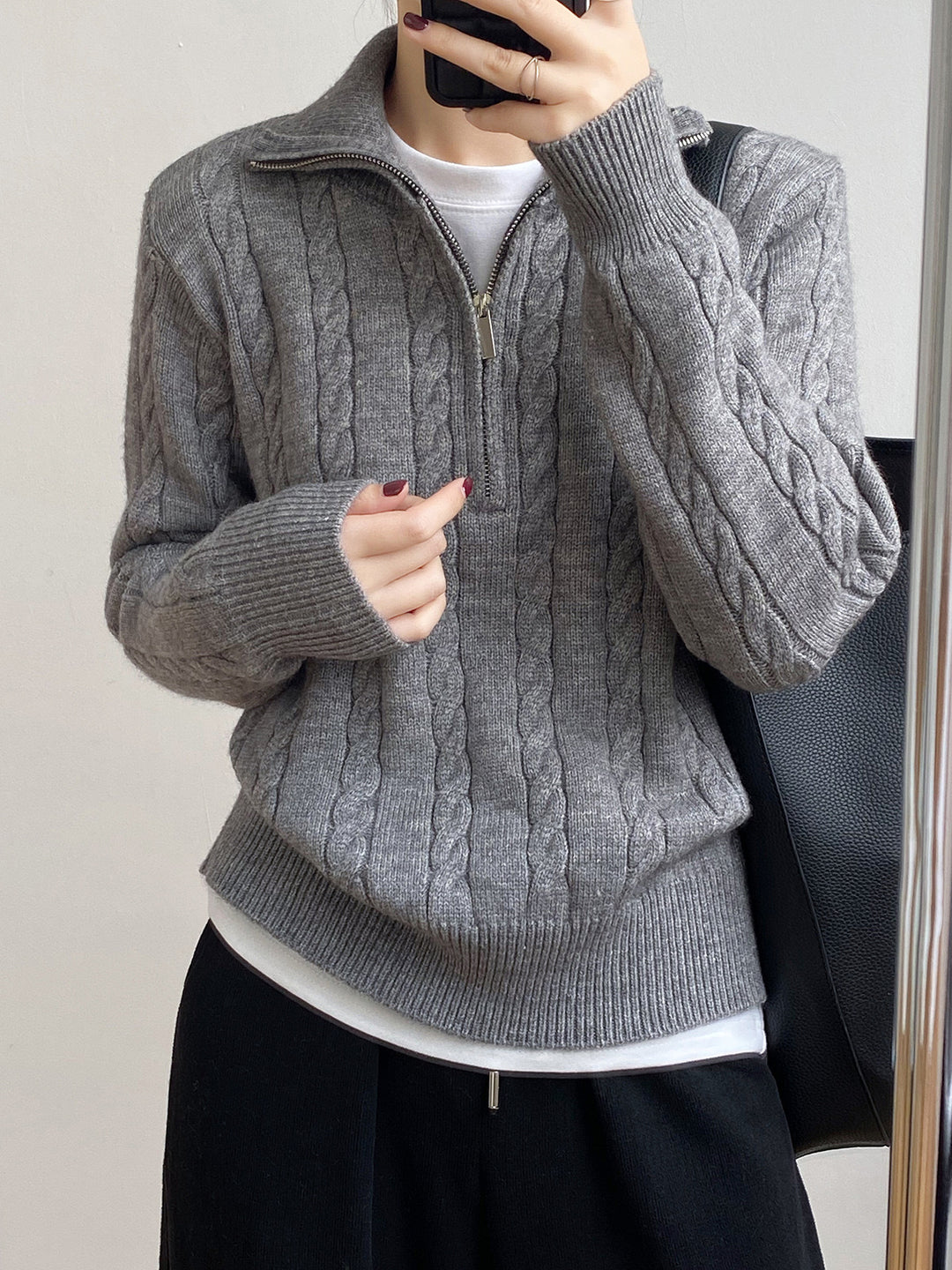 Kvinders strikkede sweater med kabeldesign og moderne stående krave Stilla