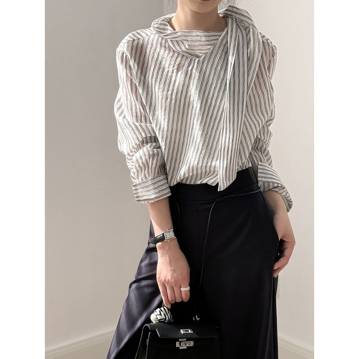 Dame stribet bluse med innovativt indpakningsdesign og moderigtige detaljer Stilla