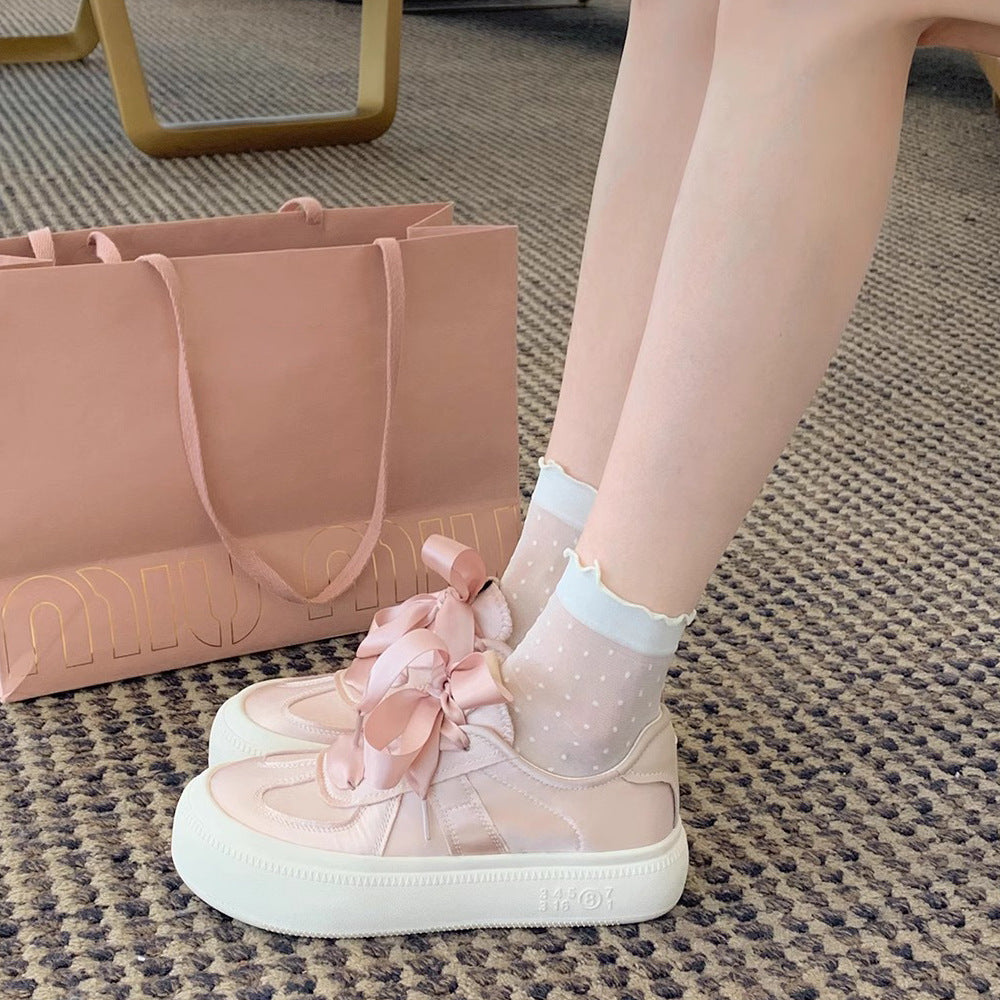 Dame sneakers med elegant satinrem og komfortabel sål Stilla