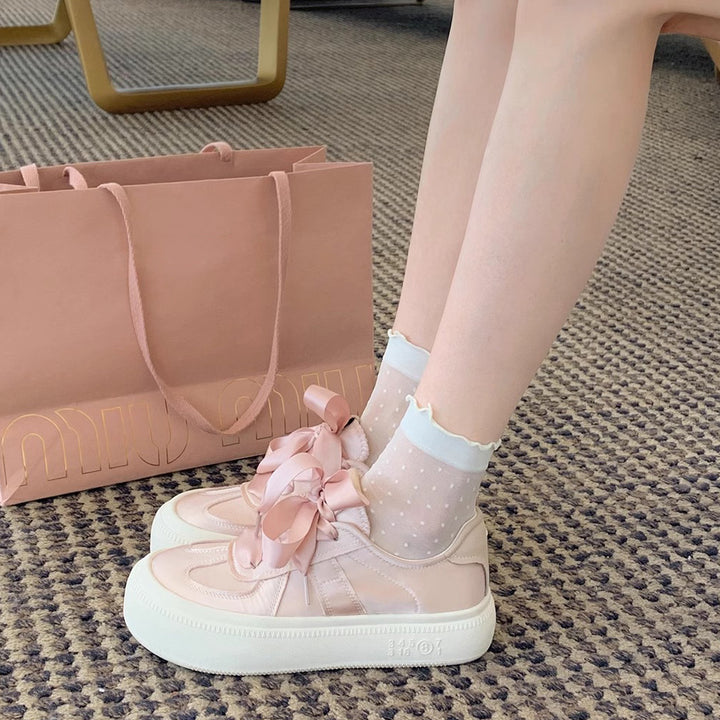 Dame sneakers med elegant satinrem og komfortabel sål Stilla