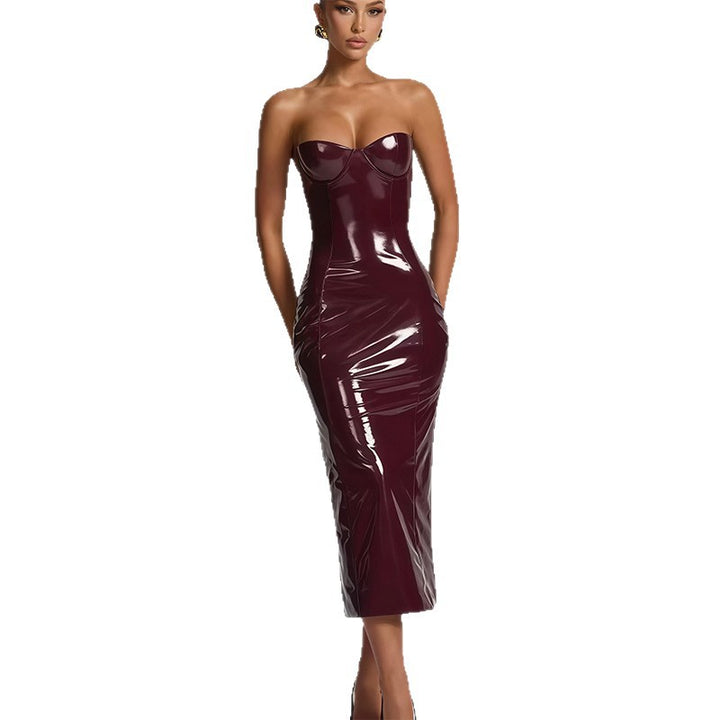 Kvinders bodycon kjole med stroppeløst design og blank overflade Skovae