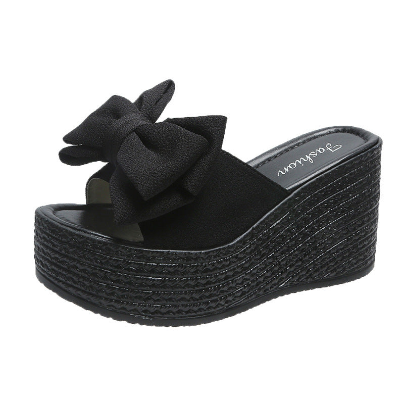 Dame Wedge-sandaletter med moderne bueapplikation Stilla