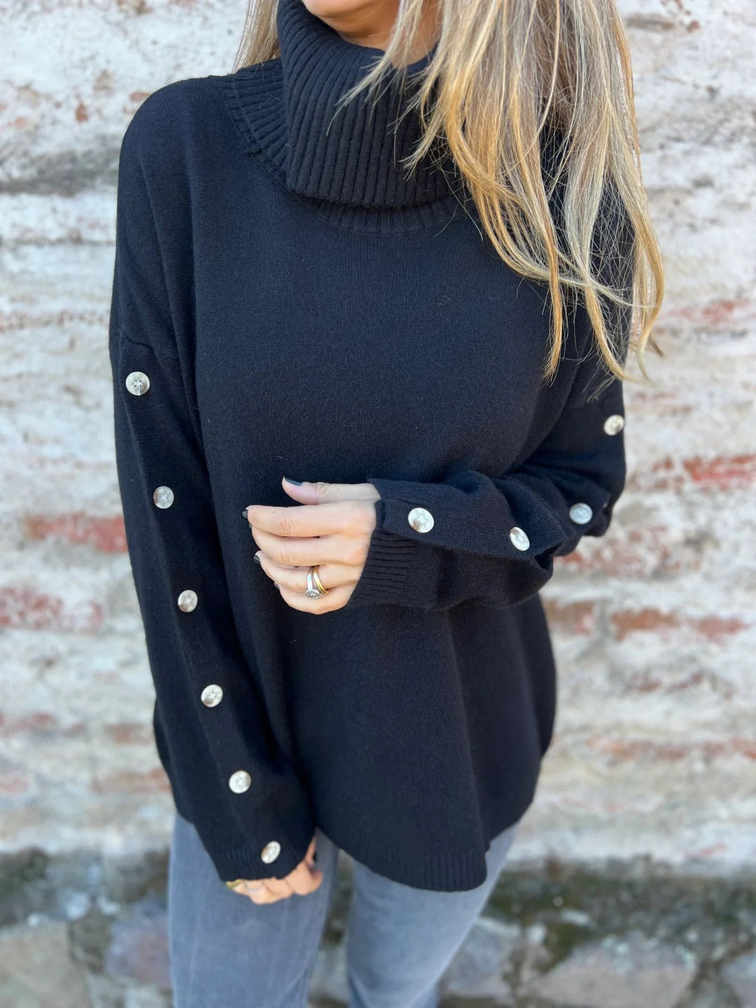 Kvinders sweater med høj hals og dekorative knapdetaljer Stilla