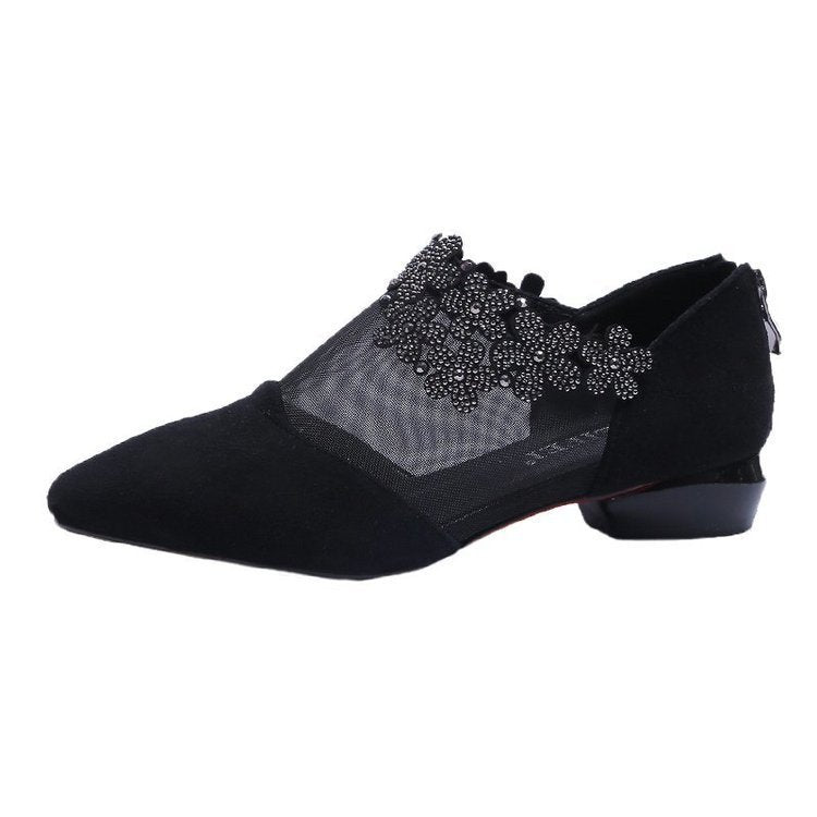 Dame elegante og moderigtige sling-pumps med gennemsigtigt mesh og detaljeret applikation Stilla