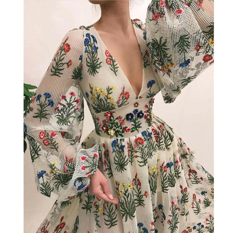 Dame Maxi-kjole med floral broderi og svajende kant Stilla