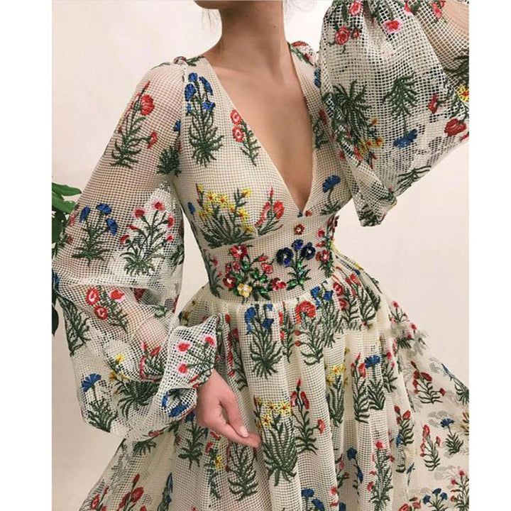 Dame Maxi-kjole med floral broderi og svajende kant Stilla