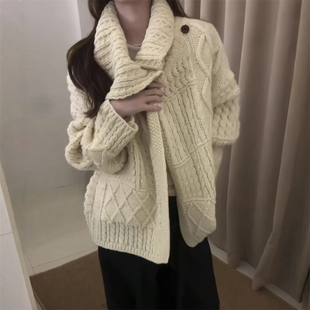 Kvinders chunky strikket cardigan med opretstående krave og unikke kabelmønstre Stilla