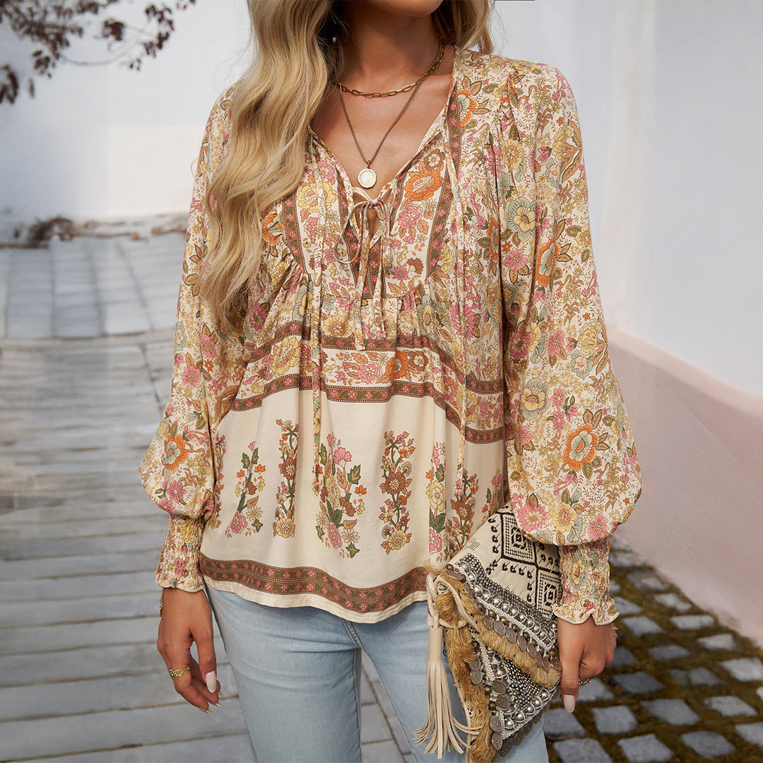 Damebluse med legesygt blomsterprint og detaljer i etnisk stil Stilla