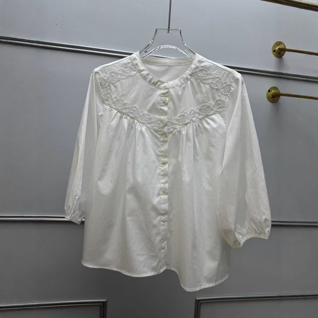 Damebluse med elegant blonder og afslappet snit Stilla