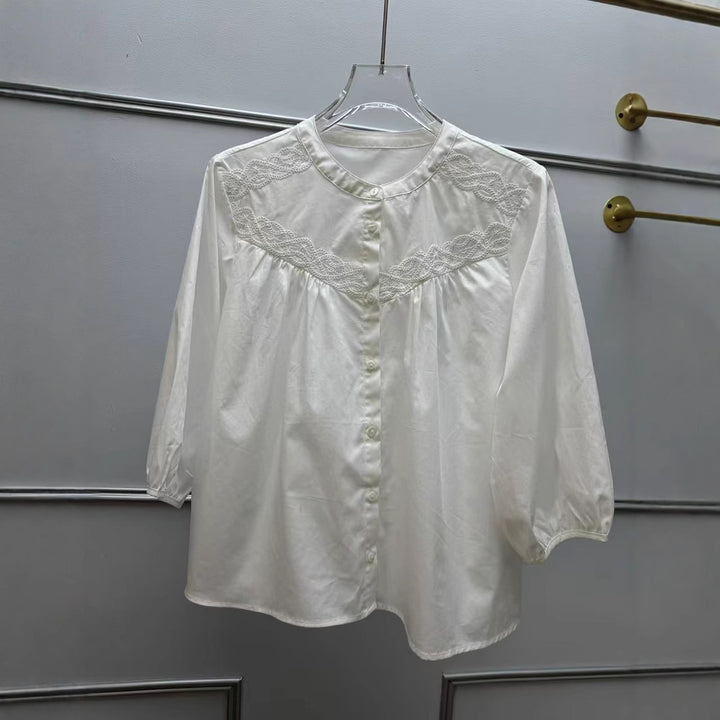Damebluse med elegant blonder og afslappet snit Stilla