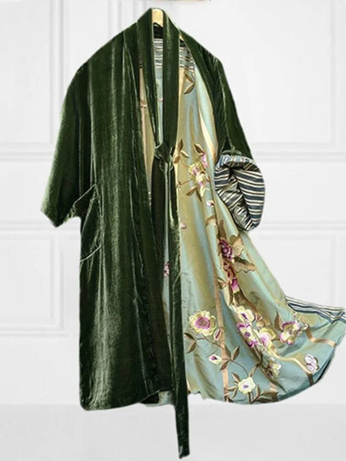 Kvinders luksuriøse kimono med blomstermotiv og silkefoer Skovae