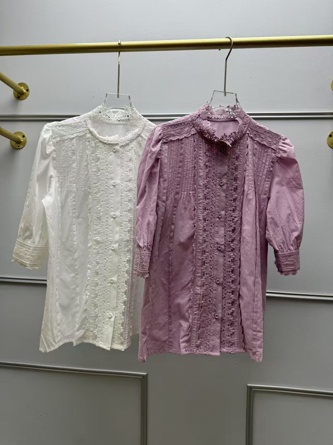 Damebluse med filigrane spidsdetaljer og dekorative knapper Stilla