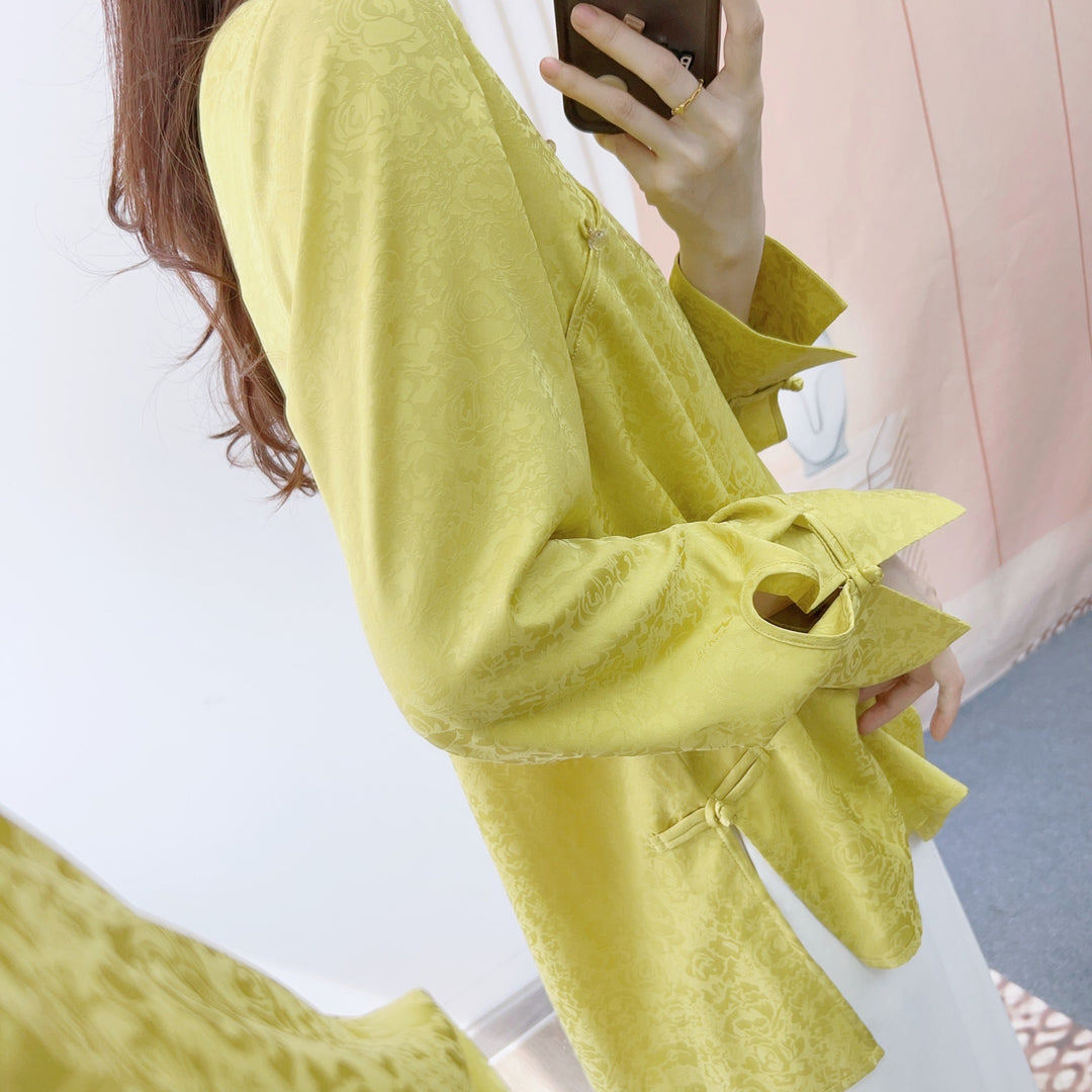 Dame designerbluse med elegant blomster mønster og raffinerede knapdetaljer Stilla