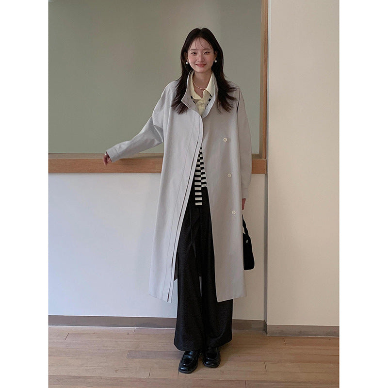 Dame modische trenchcoat med minimalistisk design og praktiske lommer Stilla