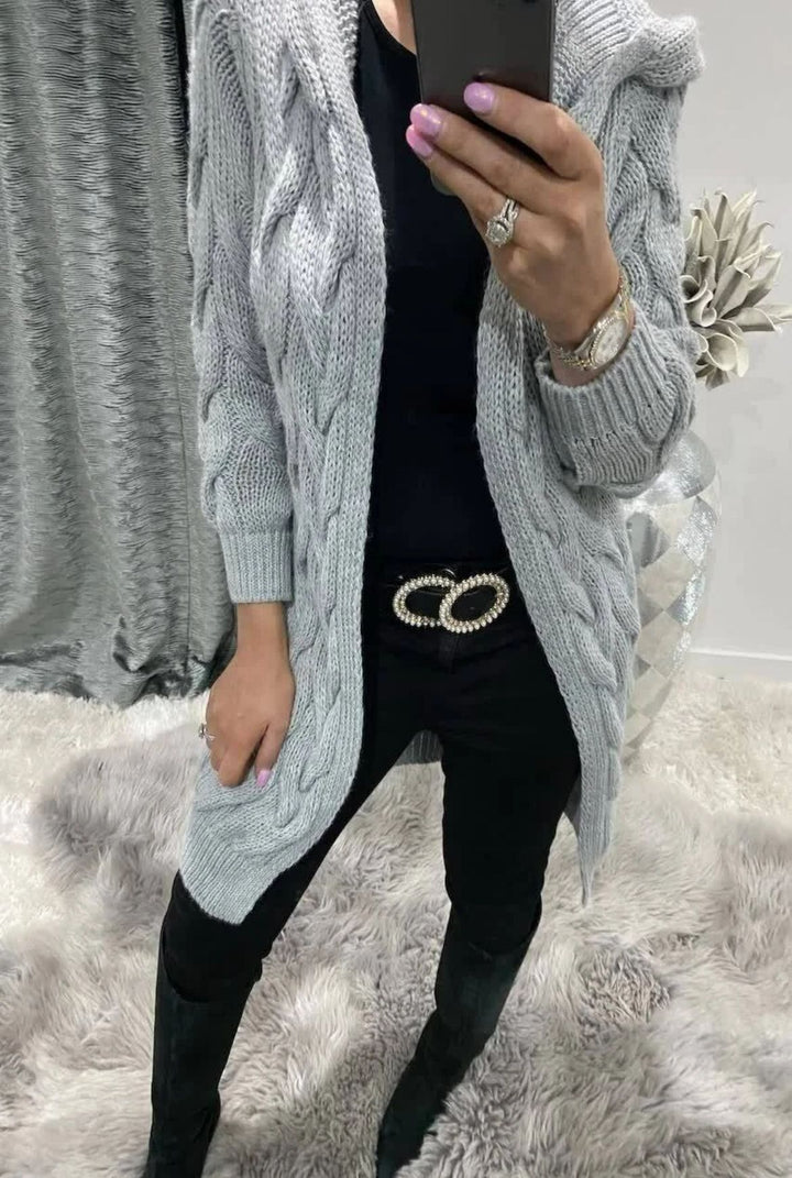 Kvindernes chunky strikket cardigan med nostalgisk cablestruktur og praktiske lommer Stilla
