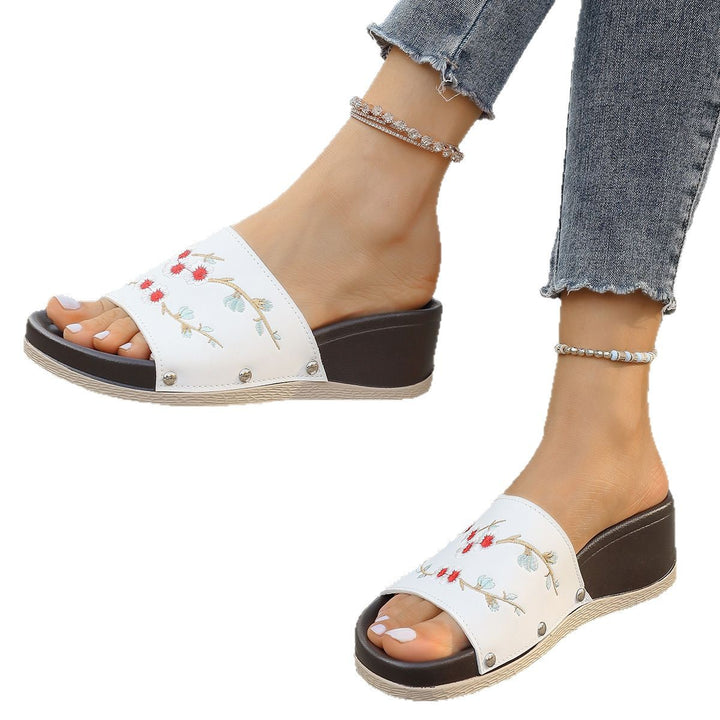 Dame modische Wedge-slippers med blomsterbroderi og elegante accenter Stilla