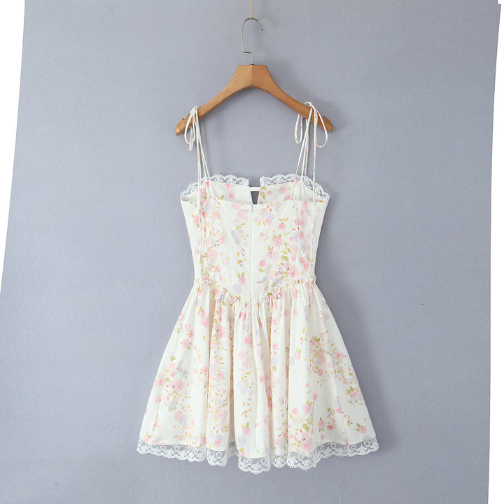 Dame strapless blomsterkjole med flæse detaljer og elegant snøring Stilla