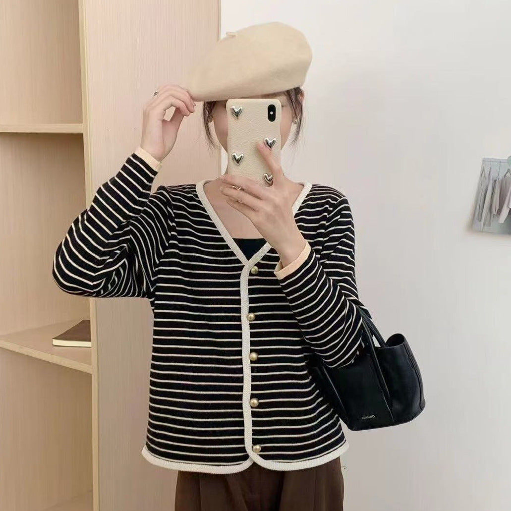 Damer stribet cardigan med elegante knapper og moderne V-hals