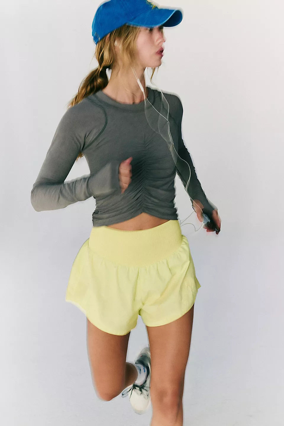 Kvinders sporty kortærmet top med ergonomisk pasform og sidesventilationsdetalje Skovae