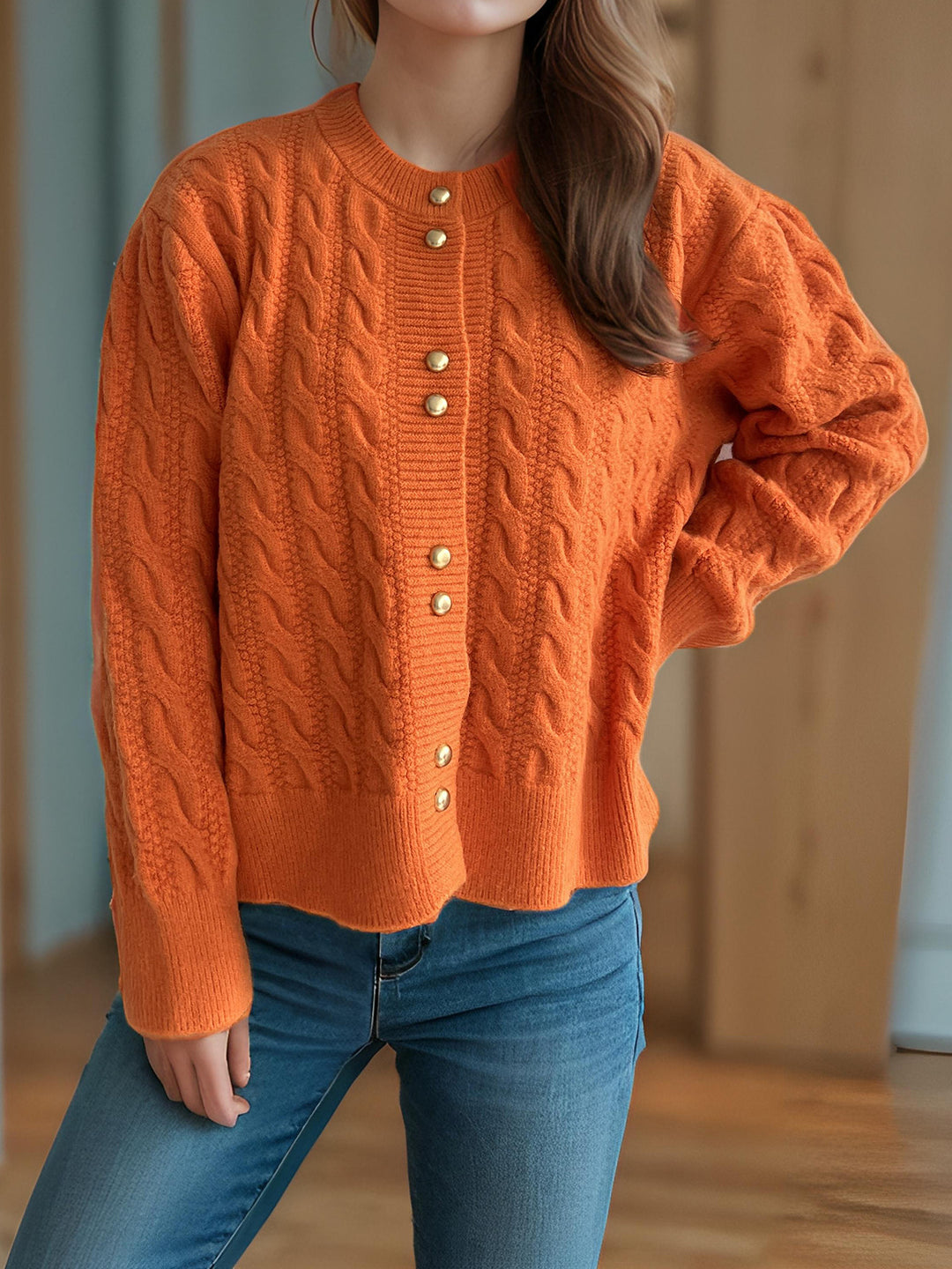 Dame chunky strik cardigan med dekorative knapper og kabelmønster Stilla