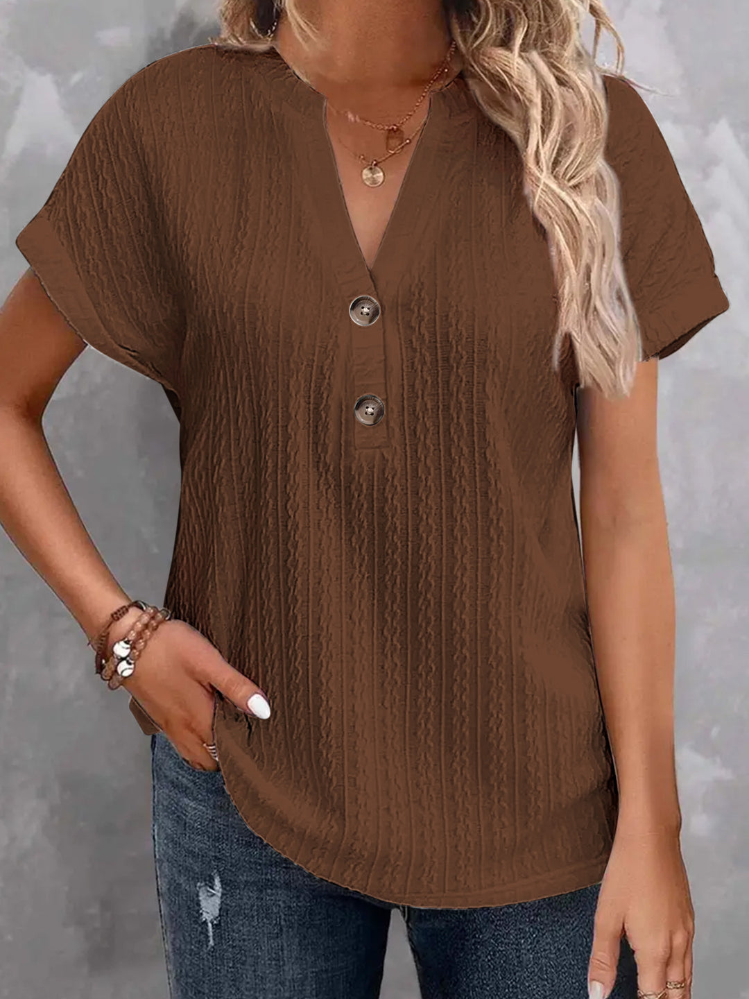 Damebluse med knapdetaljer og struktureret design Stilla