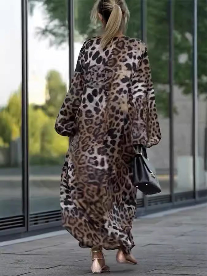Dame maxikjole med leopardmønster og elegante detaljer Stilla