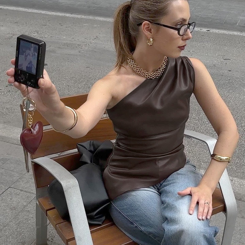 Damer elegant asymmetrisk top i kunstlæder Skovae