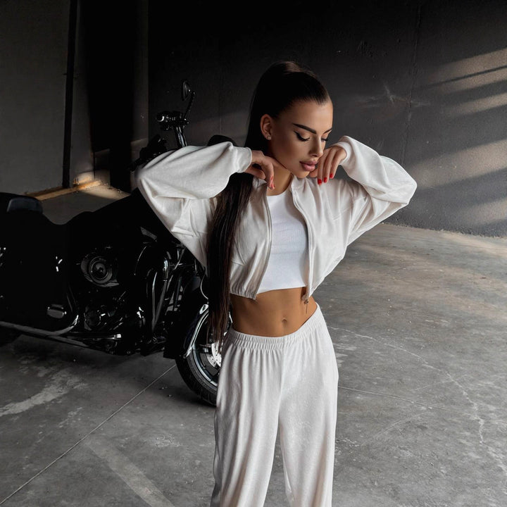 Kvindernes sporty loungewear jakke med lynlås og trendy bredskårne bukser Skovae