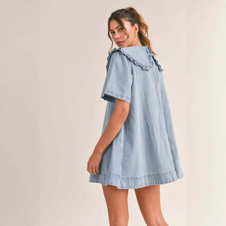 kvinders denimkjole med voluminøs krave og ruffle detaljer Stilla