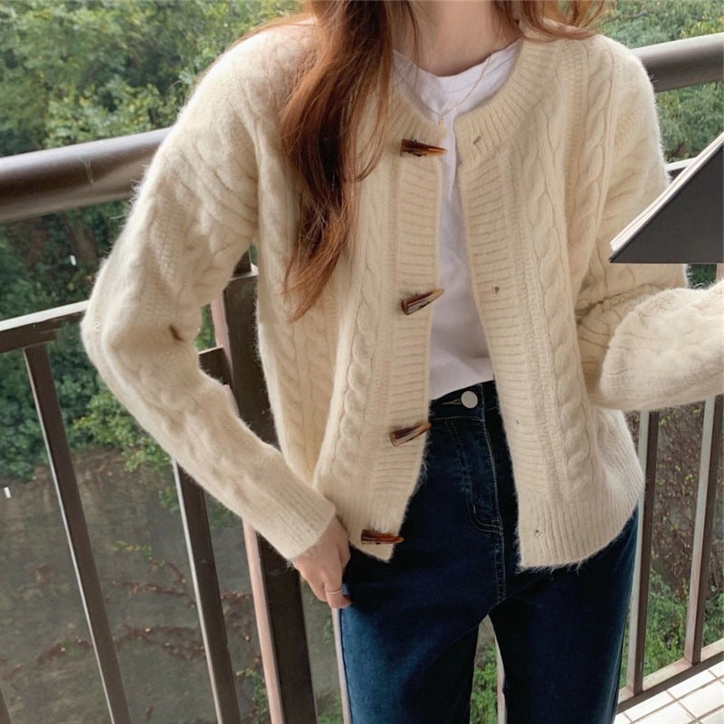 Kvinders cardigan med kabelstrik mønster og elegante knapdetaljer Stilla