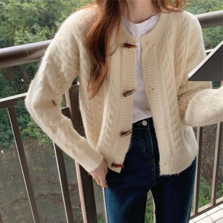 Kvinders cardigan med kabelstrik mønster og elegante knapdetaljer Stilla