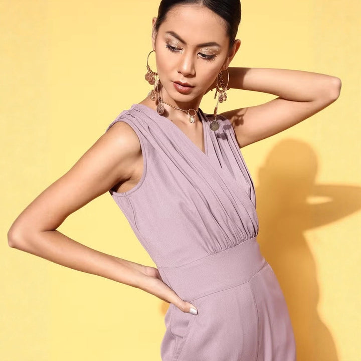 Dame jumpsuit med elegant V-halsudskæring fra Skovae