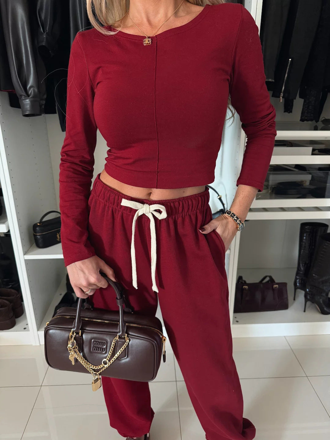 Kvinders loungewear sæt med tætsiddende top og behagelige sweatpants