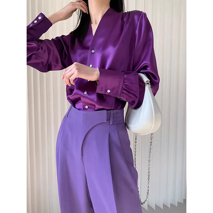 Dame elegant silke bluse med V-hals og fine knapdetaljer Stilla