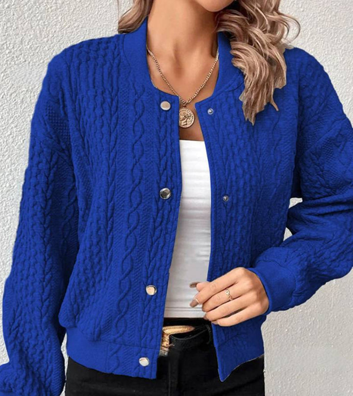 Kvinders cardigan med elegant kabelstrik mønster og trykknap lukning Stilla