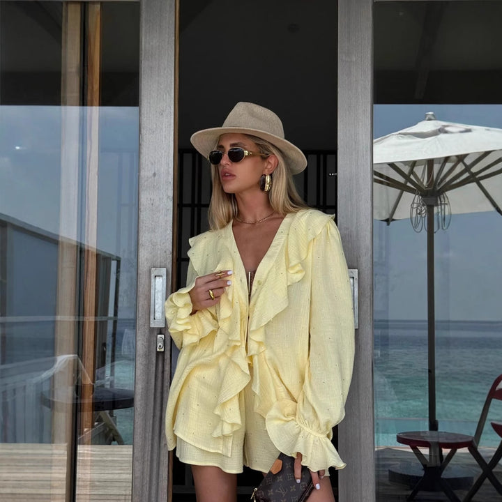 Kvinder let bluse med ruffle detaljer og elegant snit Stilla