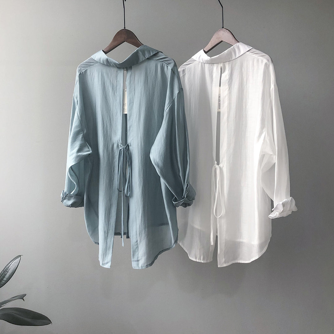 Dame Oversize-bluse med unikt rygdetalje og justerbar bund Stilla
