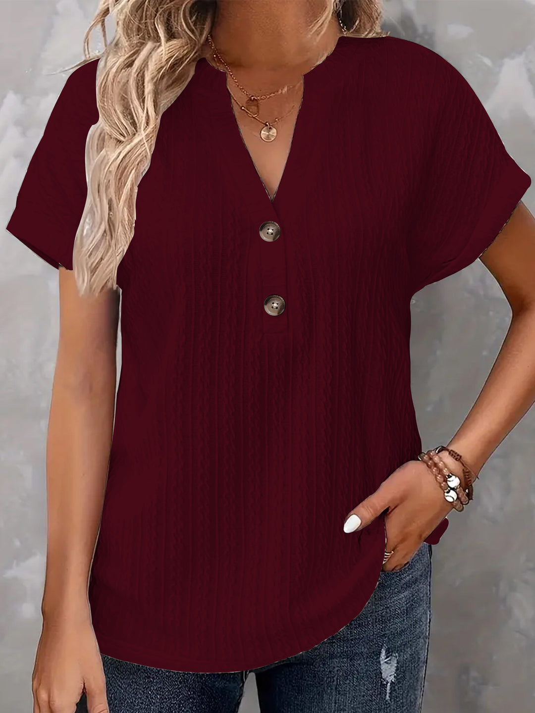 Damebluse med knapdetaljer og struktureret design Stilla