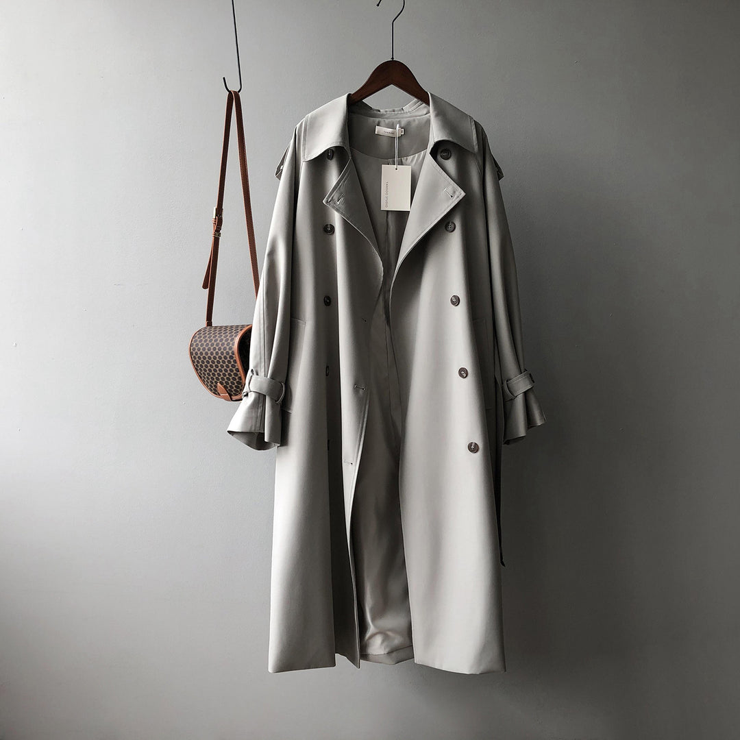Dame trenchcoat med dobbelt knapliste og elegante detaljer Stilla
