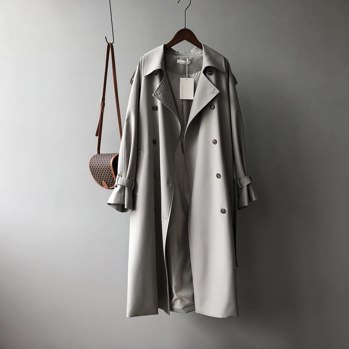 Dame trenchcoat med dobbelt knapliste og elegante detaljer Stilla