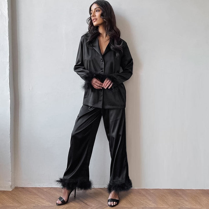 Dame Elegant Satin-Pyjamasæt med luksuriøse kunstpelsdetaljer Stilla
