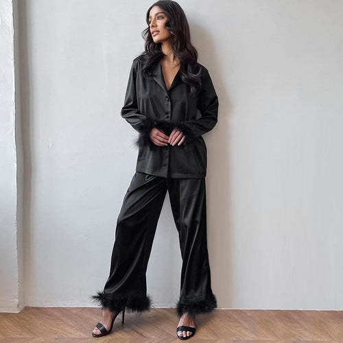 Dame Elegant Satin-Pyjamasæt med luksuriøse kunstpelsdetaljer Stilla