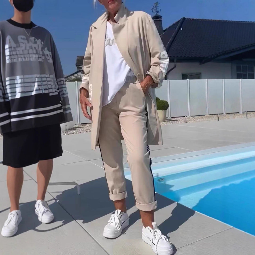 Kvinders afslappede trenchcoat med fashionable striber og stilfuld skrift Stilla
