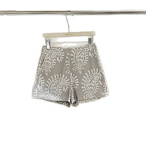 Dame moderigtige shorts med elegant blomsterprint Stilla
