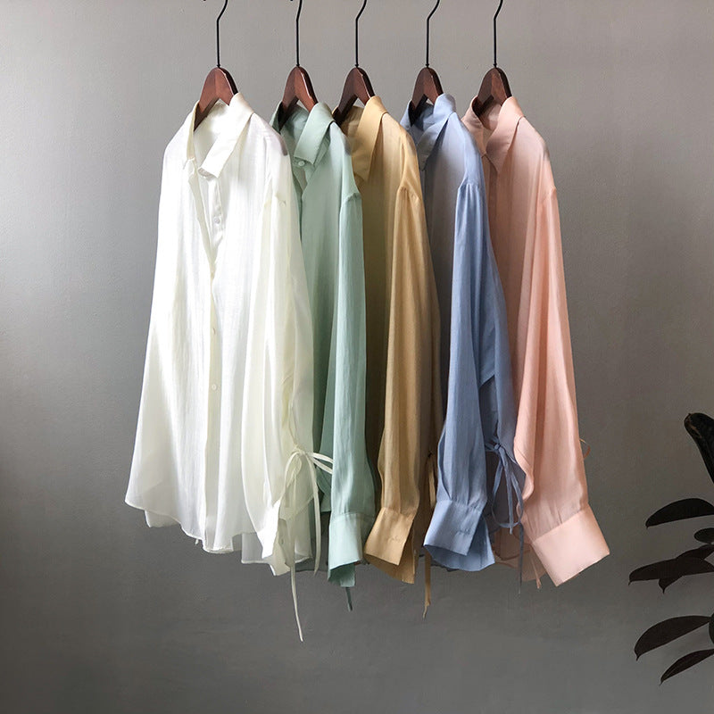 Dame løs bluse lavet af silkeblød materiale med elegante knapdetaljer og justerbare ærmer Stilla