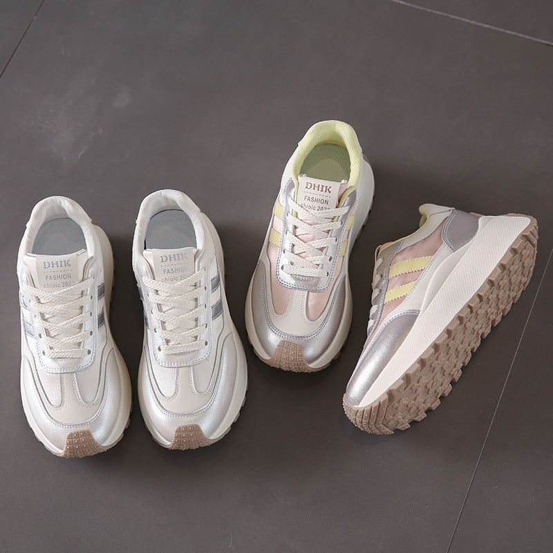 Dame sneakers med højmoderne platformsåler og skinnende overmateriale Stilla