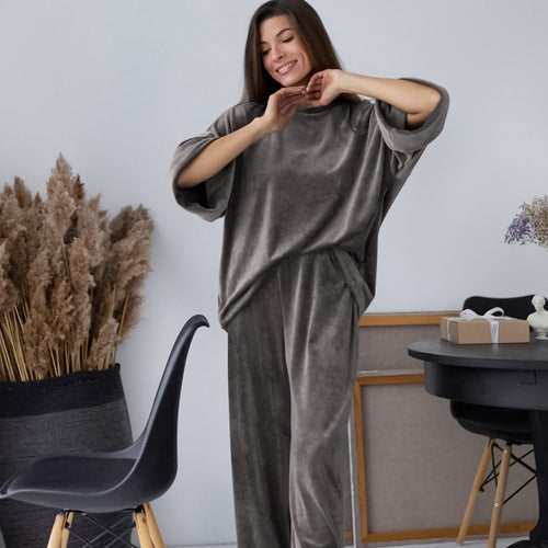 Dame luksus loungewear-sæt lavet af blødt velour med oversized overdel og behagelige bukser Stilla