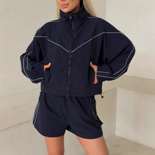 Kvindernes sporty jakke med shorts i moderne udendørs stil Skovae